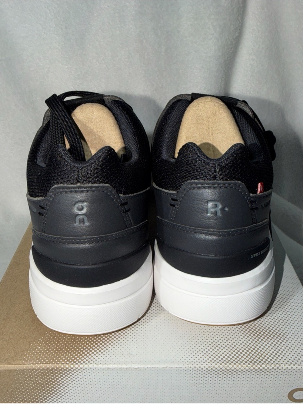 On the Roger Clubhouse Women's Tennis Shoes Black/White, Size W8.5 - Picture 4 of 10